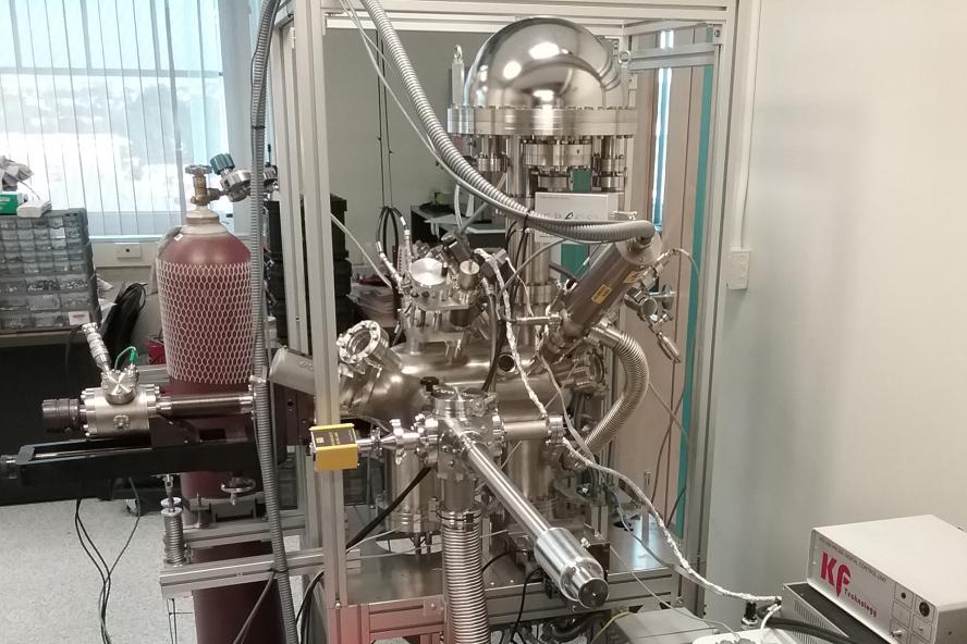 Ultrahigh vacuum analysis chamber