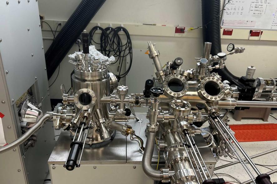 Closed-cycle helium-cooled STM/AFM system